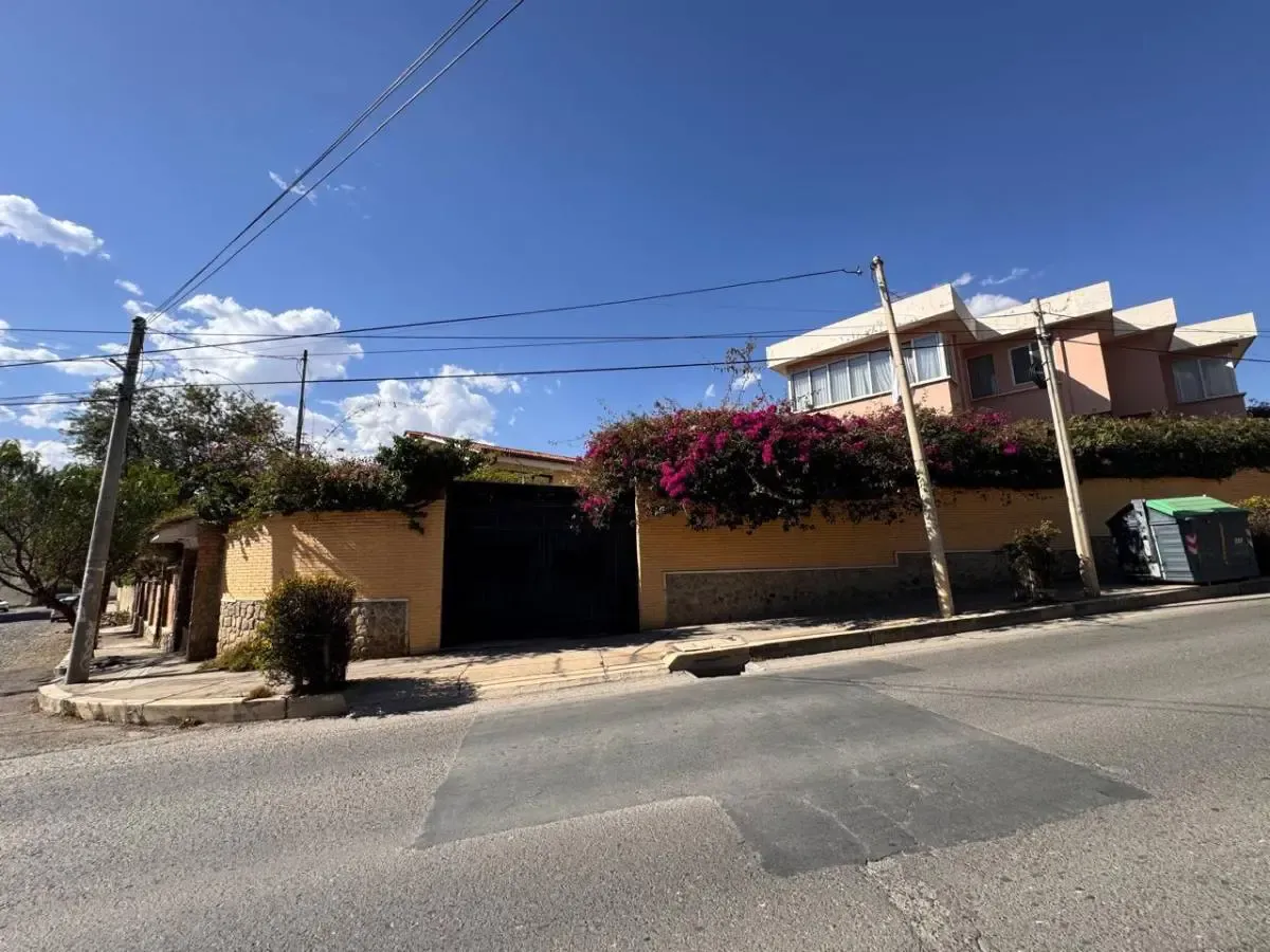 Foto 1 de Bonita Casa en Alquiler en Calacoto-Costanera de 4d