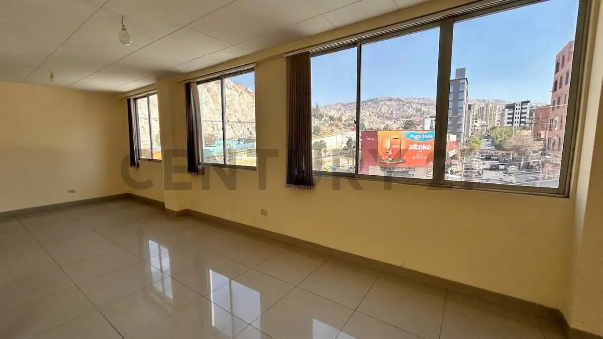 Foto 2 de Amplia Oficina en Venta - Ubicación Premiun Obrajes Calle 16
