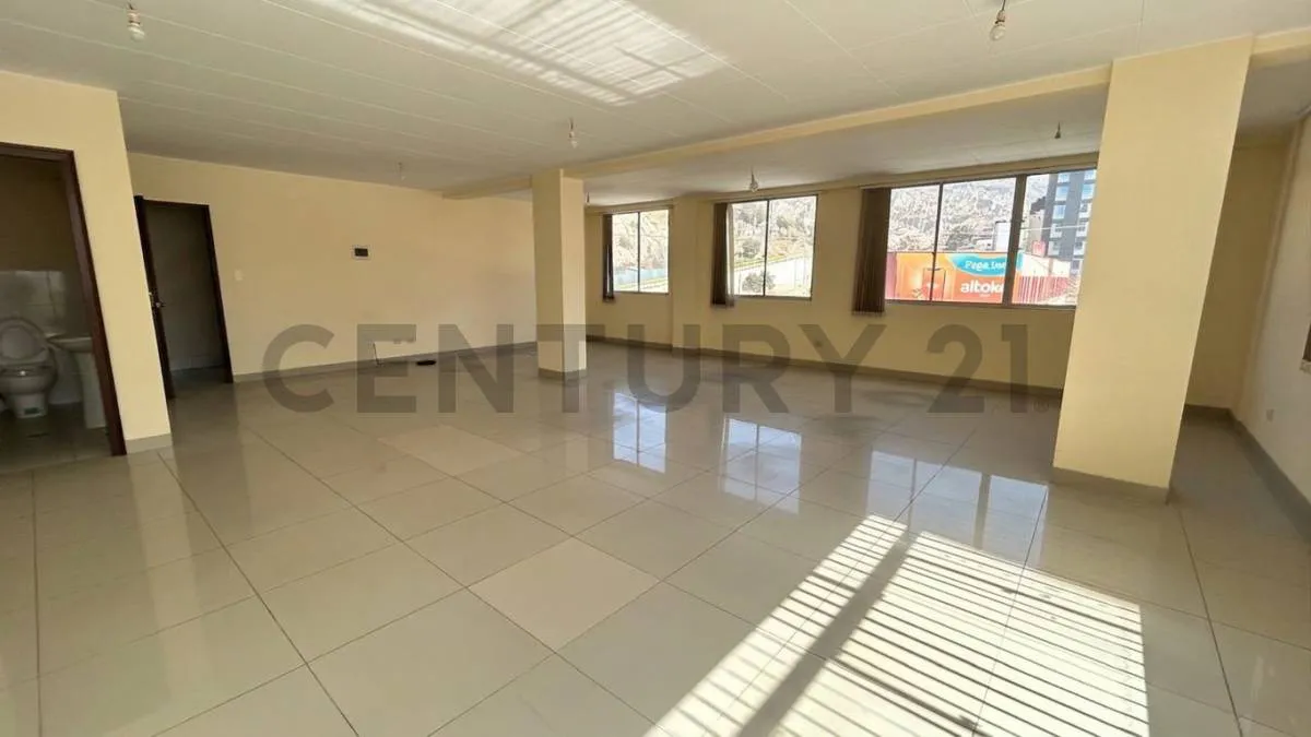 Foto 1 de Amplia Oficina en Venta - Ubicación Premiun Obrajes Calle 16