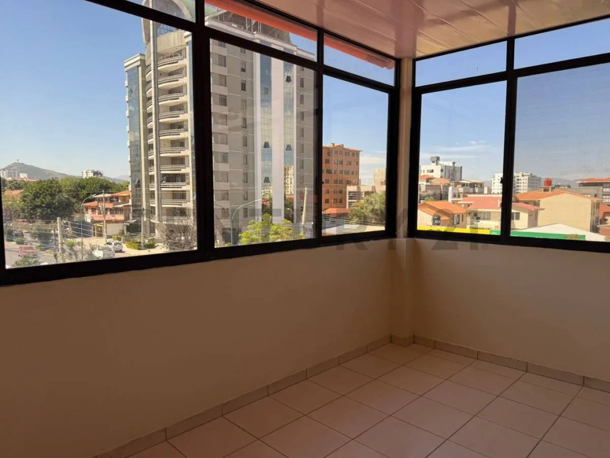 Foto 4 de Amplia casa para uso empresarial en Av. América Oeste
