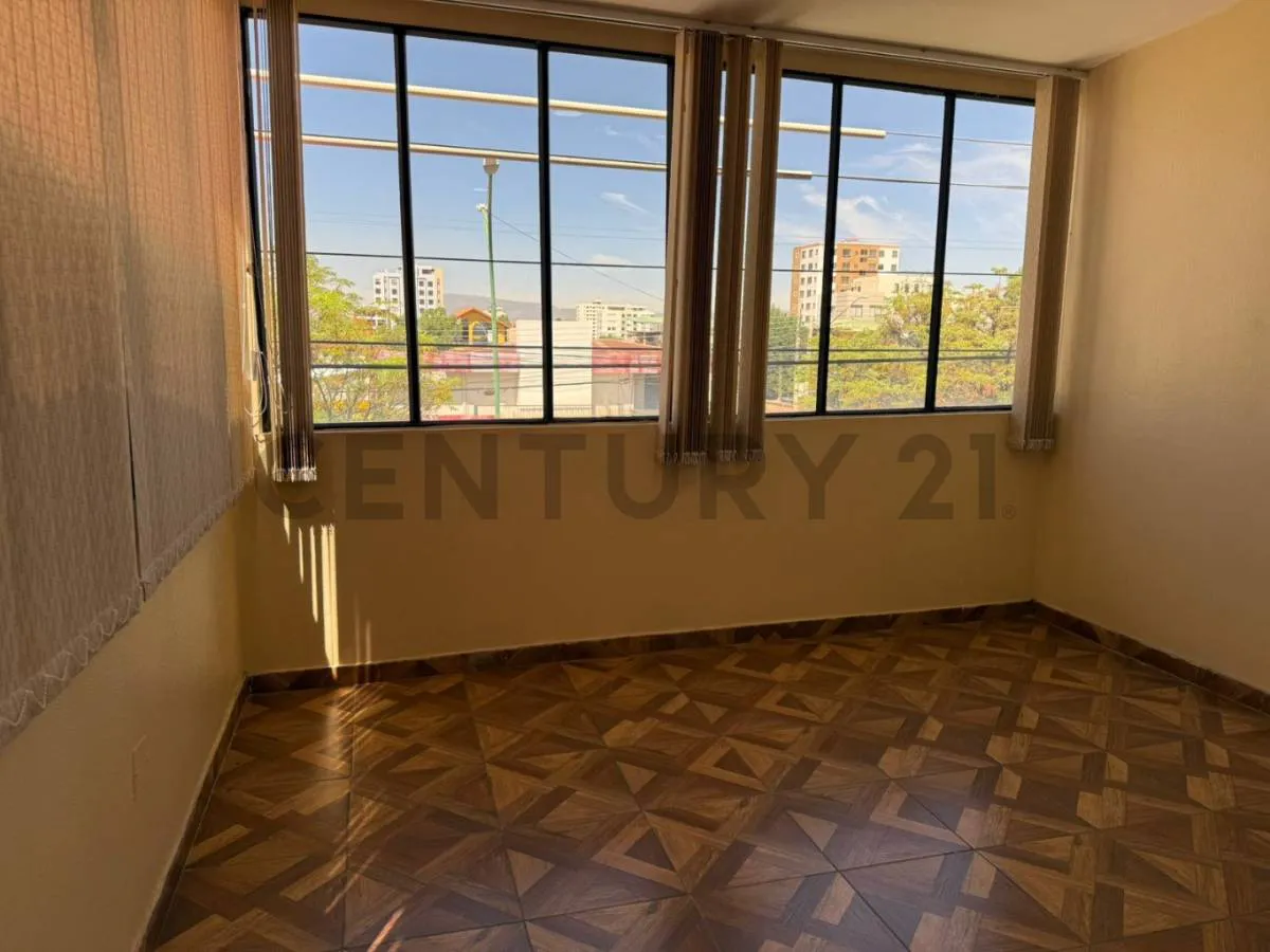 Foto 5 de Amplia casa para uso empresarial en Av. América Oeste