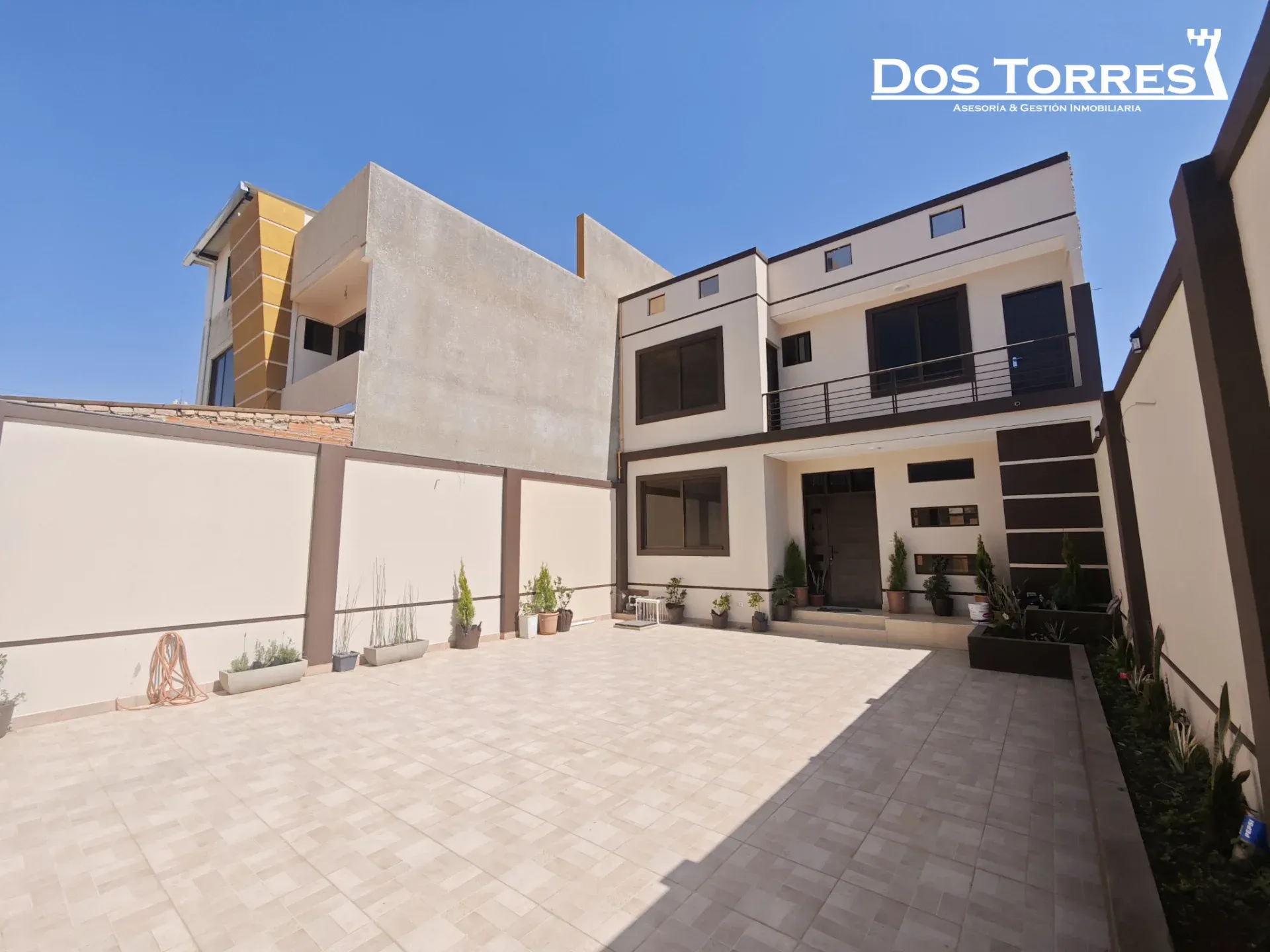 Foto 1 de $us.- 143.500 Amplia casa con 4 dormitorios, próximo al km 6 Blanco galindo