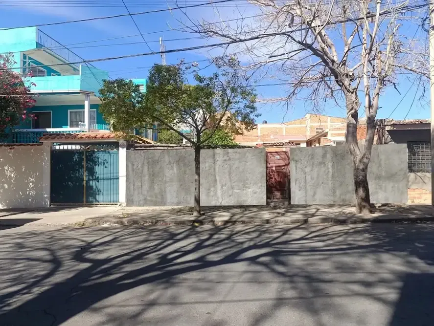 Foto 1 de Venta de casa, sobre Avenida Julio Arce, barrio Luis de Fuentes, Tarija