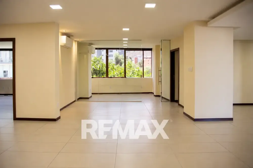 Foto 5 de Local comercial de 425 m² en alquiler sobre Av. América, zona Tupuraya