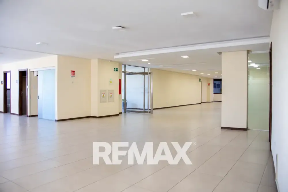 Foto 3 de Local comercial de 425 m² en alquiler sobre Av. América, zona Tupuraya