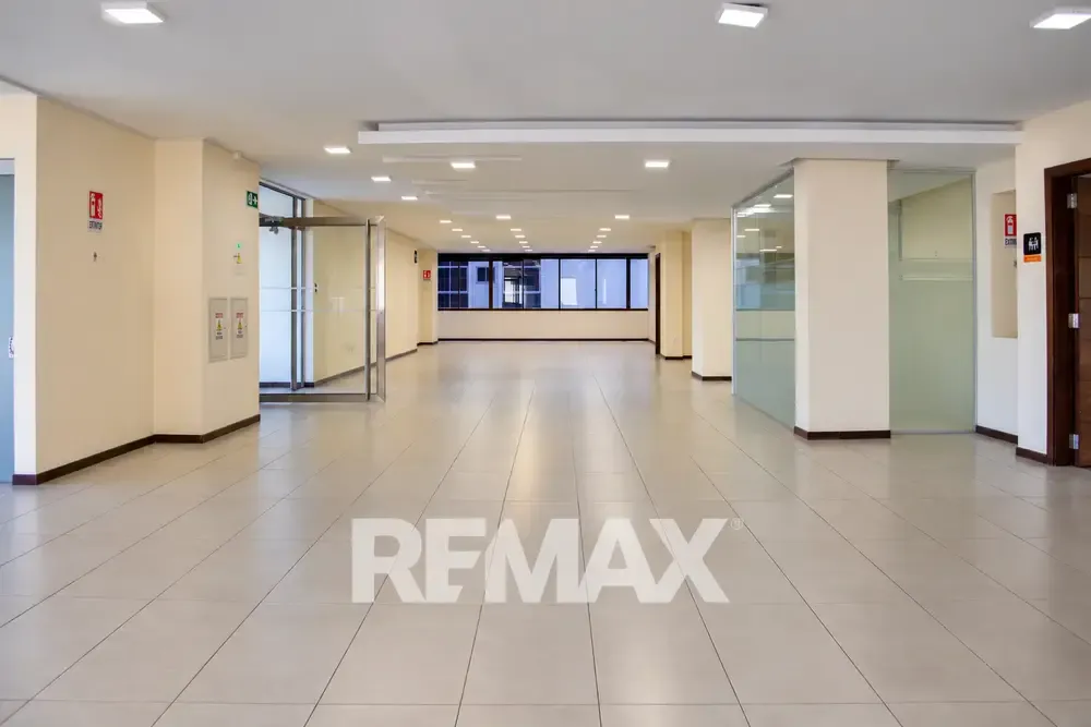 Foto 1 de Local comercial de 425 m² en alquiler sobre Av. América, zona Tupuraya