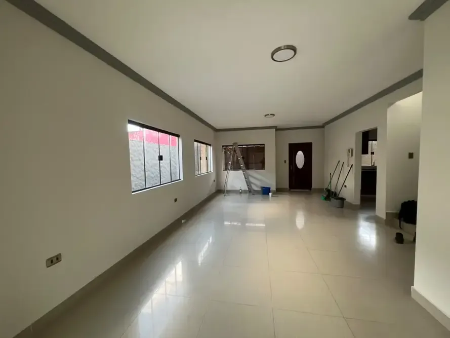 Foto 10 de Casa en venta de 5 dormitorios y 4 baños | Amplios espacios a metros de la Av Banzer