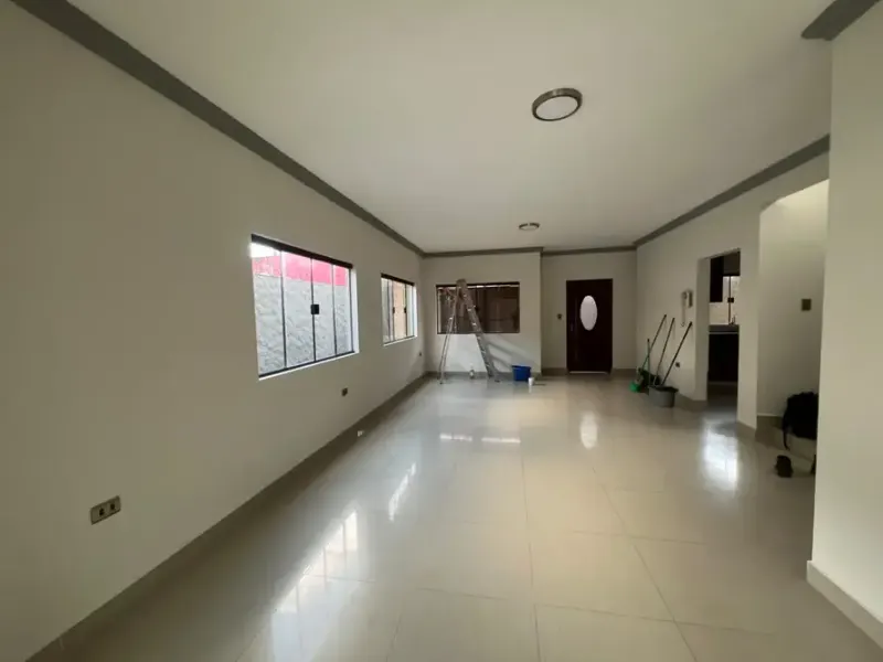 Foto 10 de Casa en venta de 5 dormitorios y 4 baños | Amplios espacios a metros de la Av Banzer