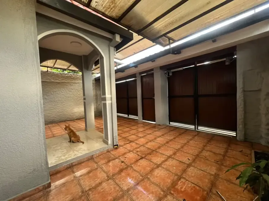 Foto 13 de Casa en venta de 5 dormitorios y 4 baños | Amplios espacios a metros de la Av Banzer