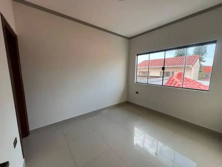 Foto 3 de Casa en venta de 5 dormitorios y 4 baños | Amplios espacios a metros de la Av Banzer