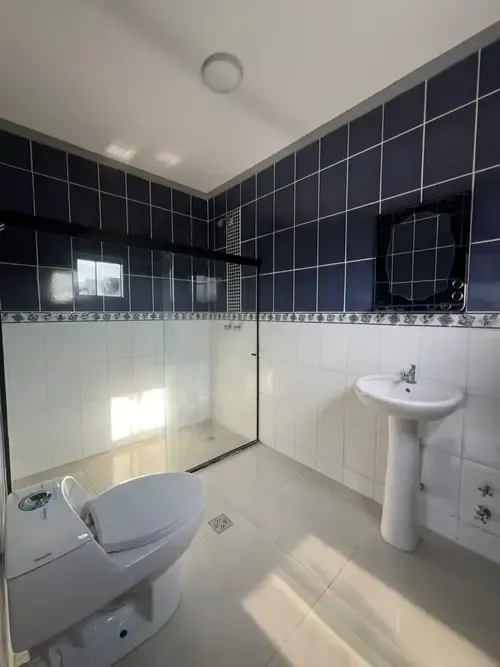 Foto 4 de Casa en venta de 5 dormitorios y 4 baños | Amplios espacios a metros de la Av Banzer