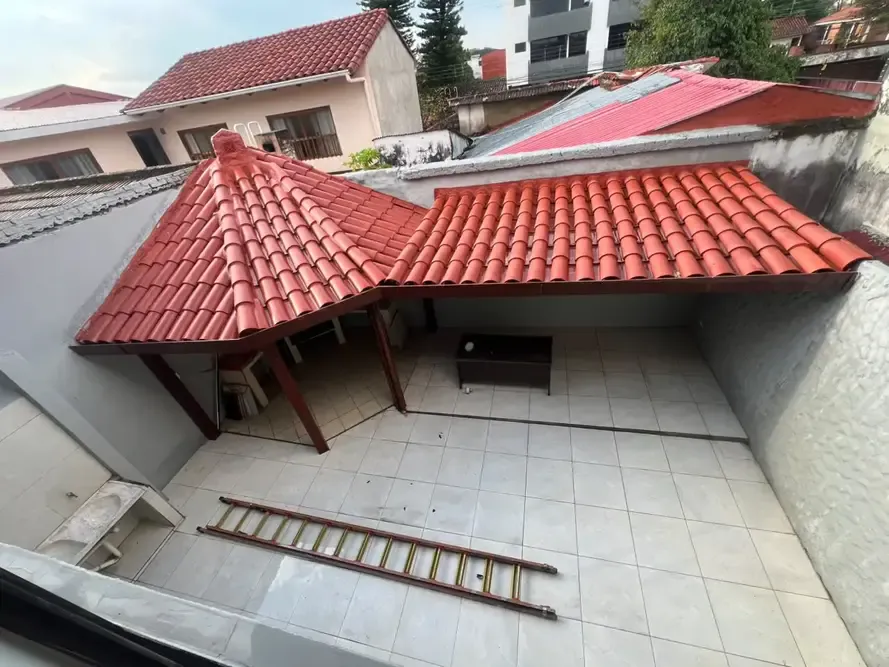 Foto 2 de Casa en venta de 5 dormitorios y 4 baños | Amplios espacios a metros de la Av Banzer