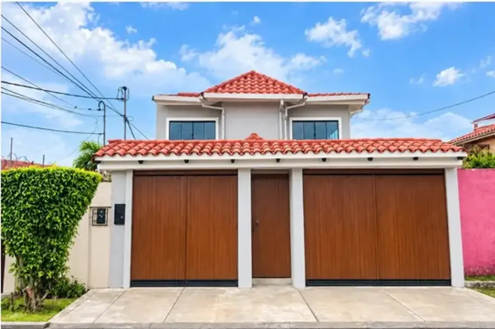 Foto 1 de Casa en venta de 5 dormitorios y 4 baños | Amplios espacios a metros de la Av Banzer