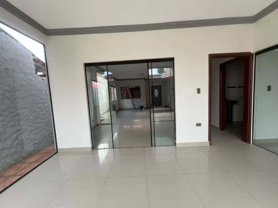 Foto 12 de Casa en venta de 5 dormitorios y 4 baños | Amplios espacios a metros de la Av Banzer