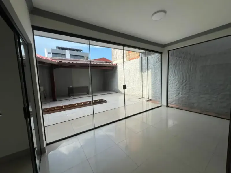 Foto 7 de Casa en venta de 5 dormitorios y 4 baños | Amplios espacios a metros de la Av Banzer