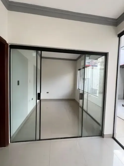 Foto 8 de Casa en venta de 5 dormitorios y 4 baños | Amplios espacios a metros de la Av Banzer