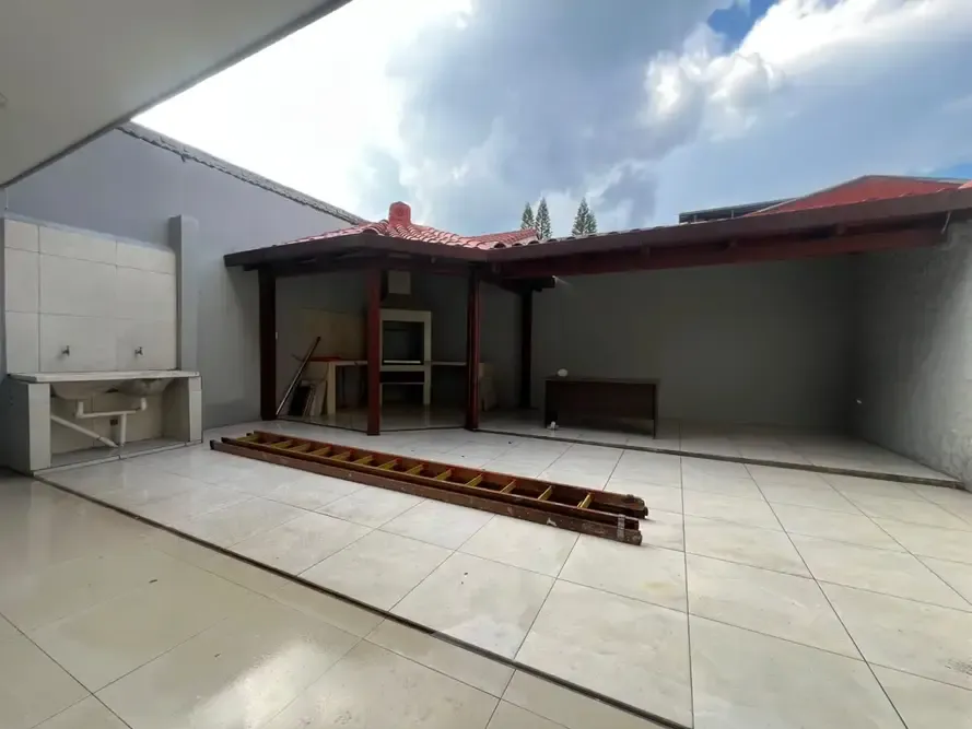 Foto 9 de Casa en venta de 5 dormitorios y 4 baños | Amplios espacios a metros de la Av Banzer
