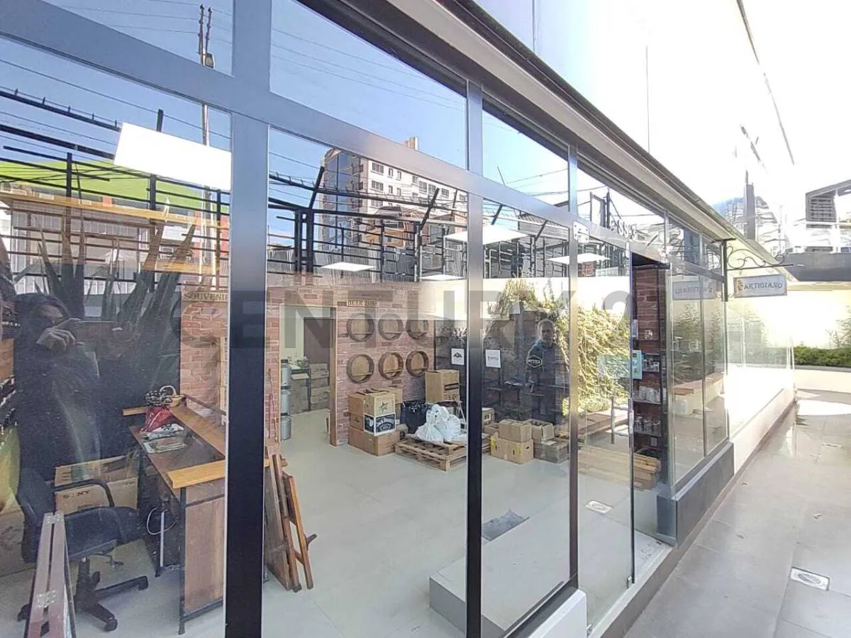Foto 4 de Alquila este local comercial en la 25 de Calacoto, al lado del mercado Los Pinos