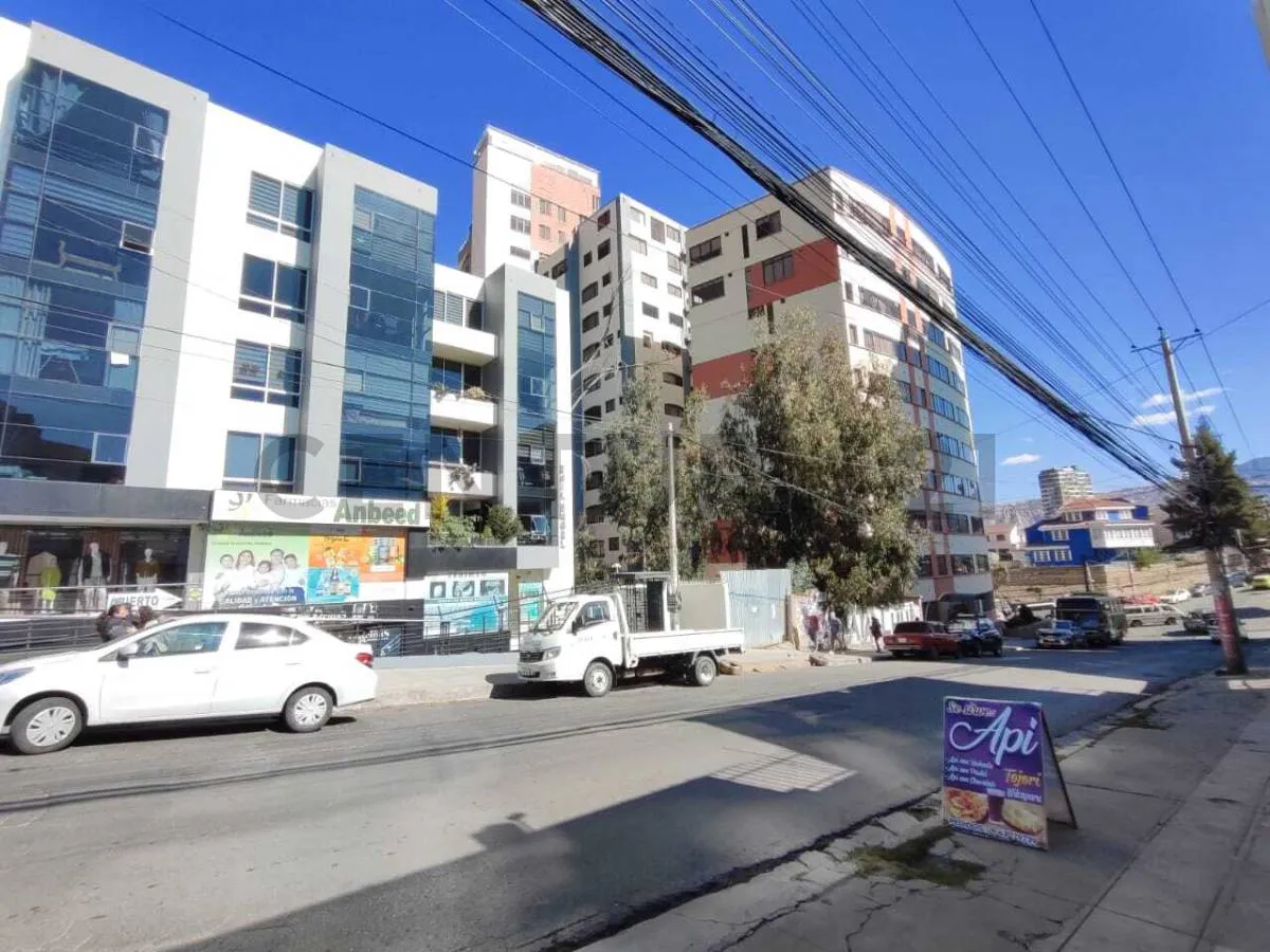 Foto 3 de Alquila este local comercial en la 25 de Calacoto, al lado del mercado Los Pinos