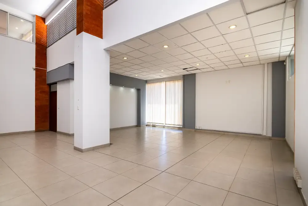 Foto 6 de Local Comercial o Espacio de Oficinas en Alquiler - Av Simón Lopez