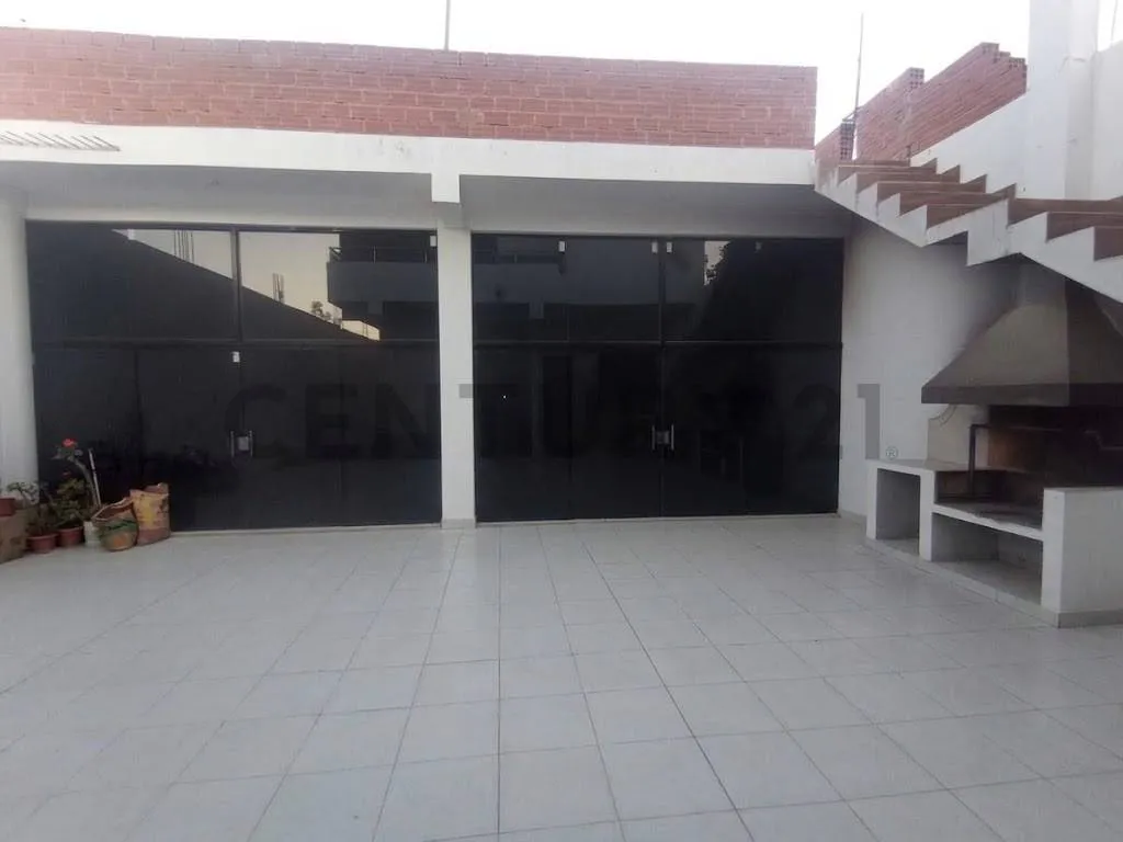 Foto 2 de En Alquiler Amplia Casa de Dos Plantas en Barrio El Trigal