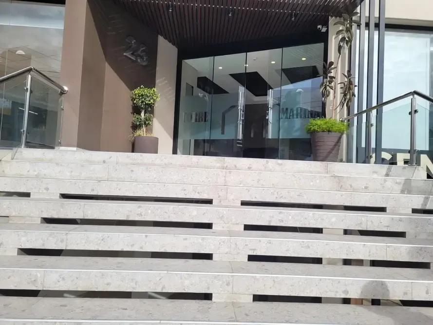 Foto 3 de Local comercial nuevo en Calacoto con alta exposición y flujo