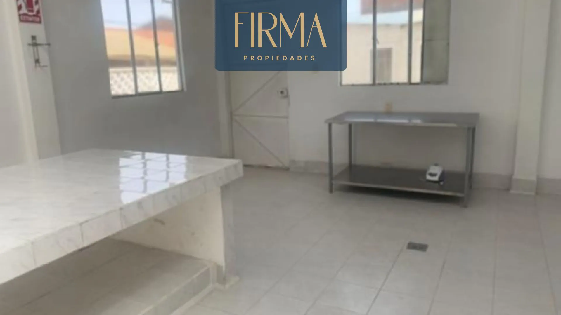 Foto 2 de Compra Este Inmueble con Amplios Galpones en El Alto