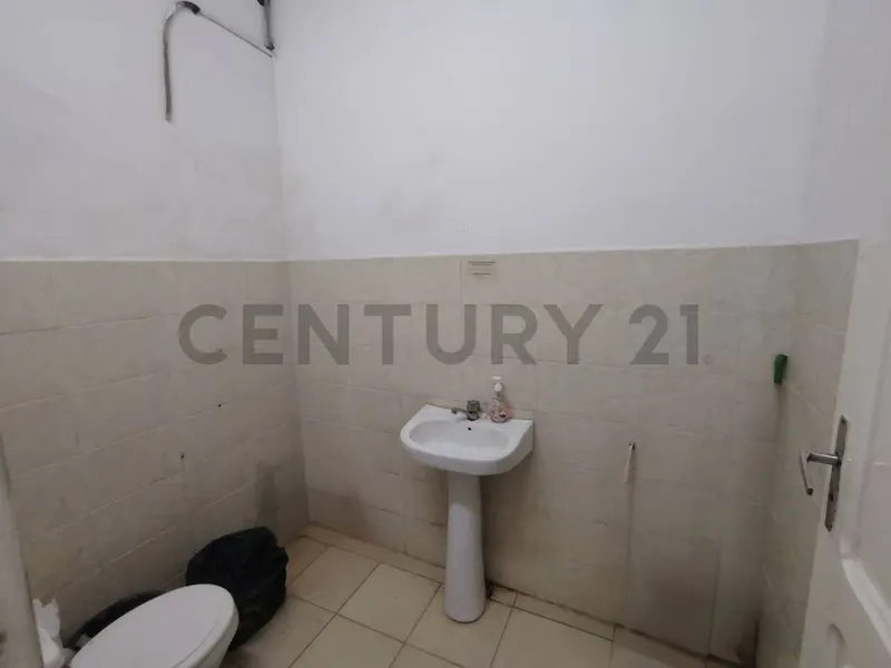Foto 7 de sala amplia en alquiler sobre av principal 18 de noviembre