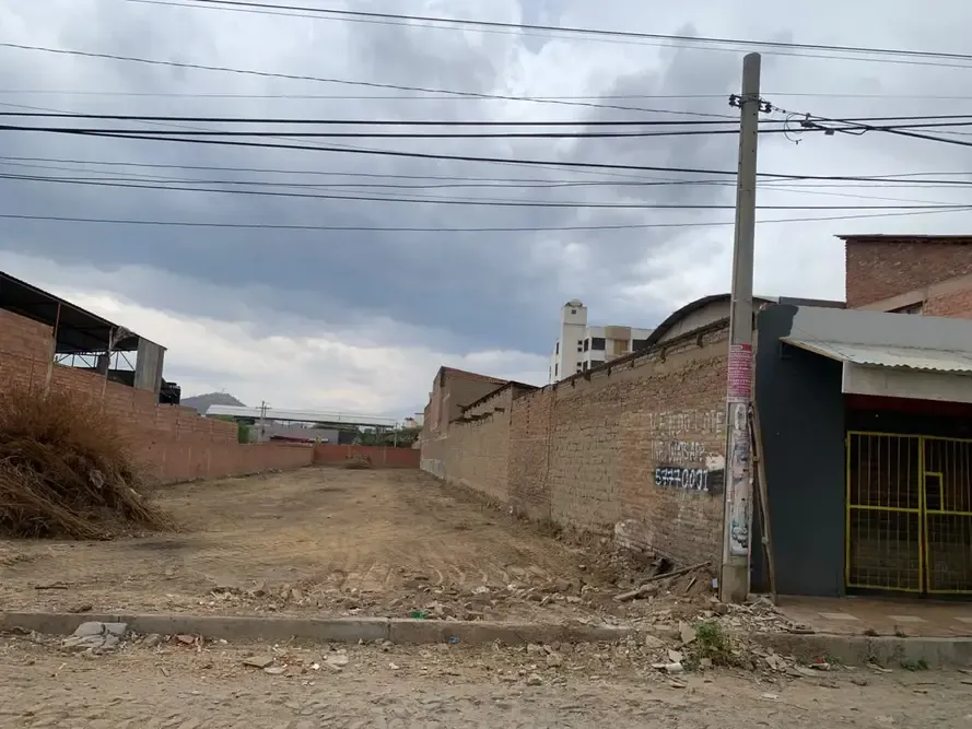 Foto 2 de Terreno Comercial en Venta Km 5 Frente a La Piscina del Colegio Kanata de 1.069 M² Camino a Sacaba