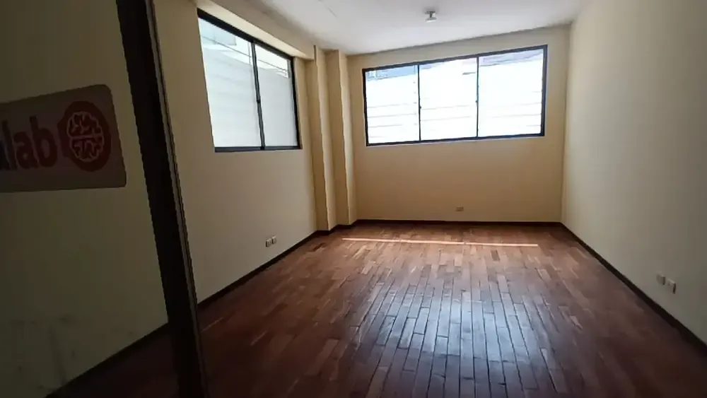 Foto 1 de Oficina en Alquiler Obrajes 40m2 con Baño y Cocineta en Planta Baja