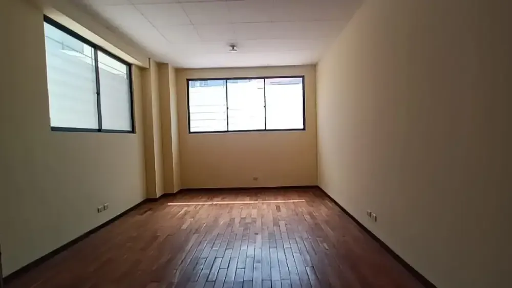 Foto 10 de Oficina en Alquiler Obrajes 40m2 con Baño y Cocineta en Planta Baja