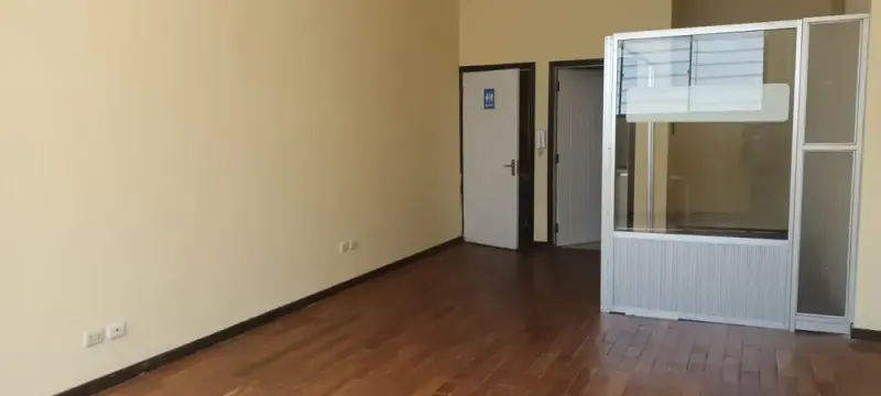 Foto 9 de Oficina en Alquiler Obrajes 40m2 con Baño y Cocineta en Planta Baja