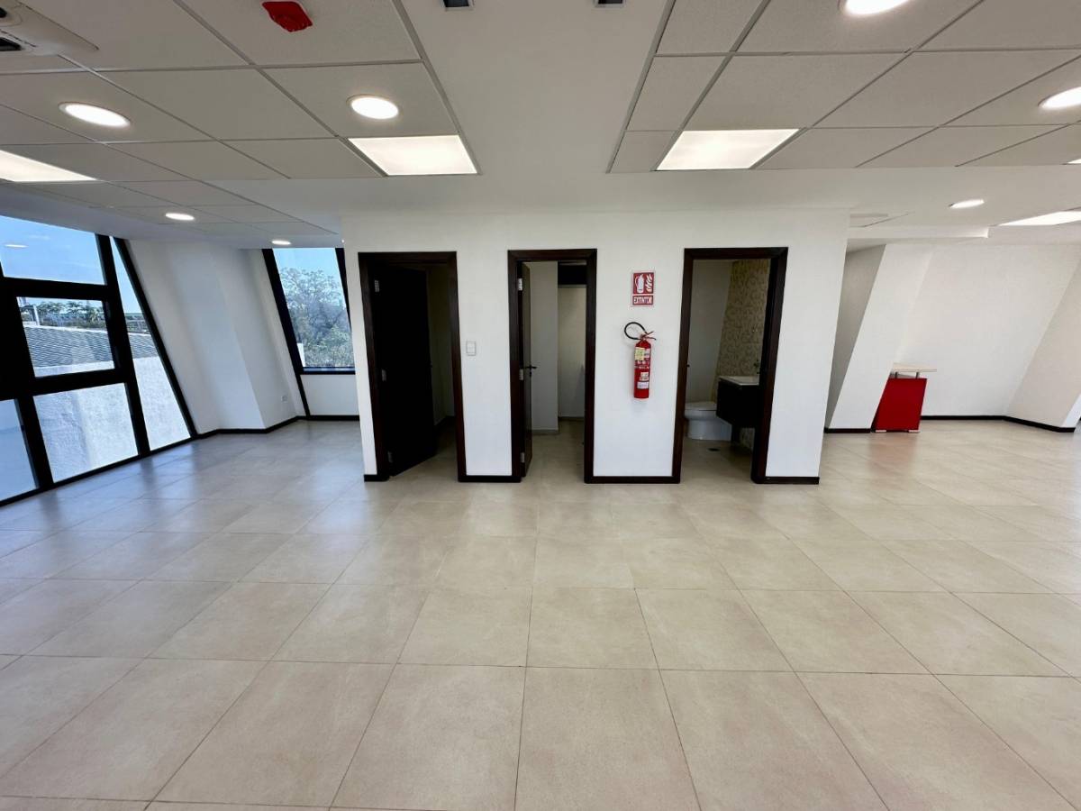 Foto 5 de Amplia OFICINA EQUIPADA a Estrenar en Alquiler con buena ubicación comercial