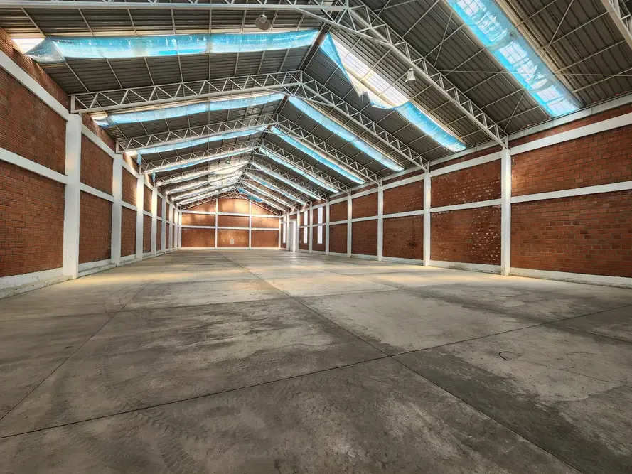 Foto 1 de Galpón Industrial en Alquiler – Av. Tiahuanaco, El Alto
