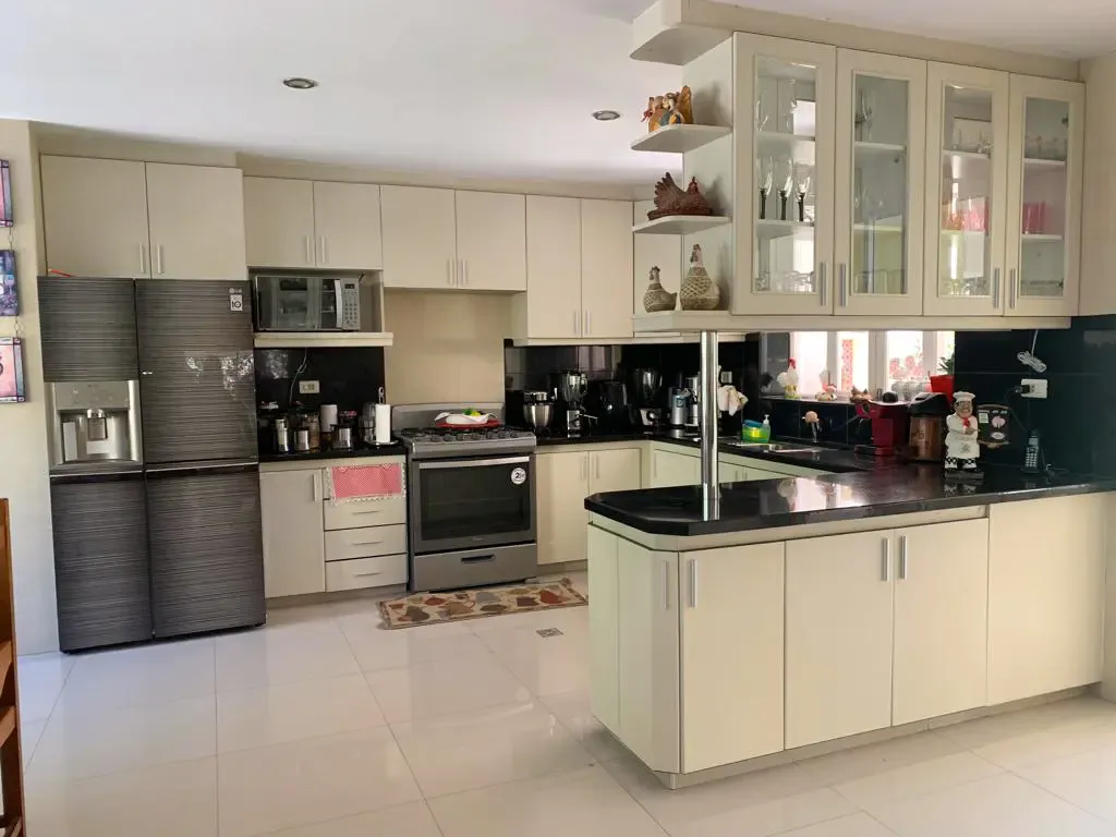 Foto 3 de Hermosa casa con piscina en venta, Avenida Caracol, Super Trojes, Cochabamba