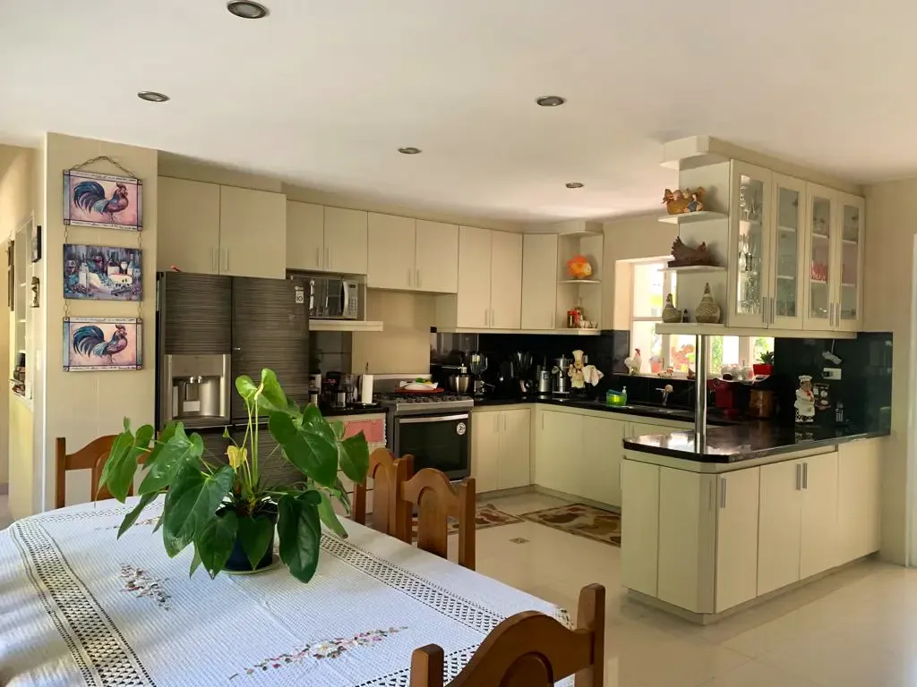 Foto 4 de Hermosa casa con piscina en venta, Avenida Caracol, Super Trojes, Cochabamba