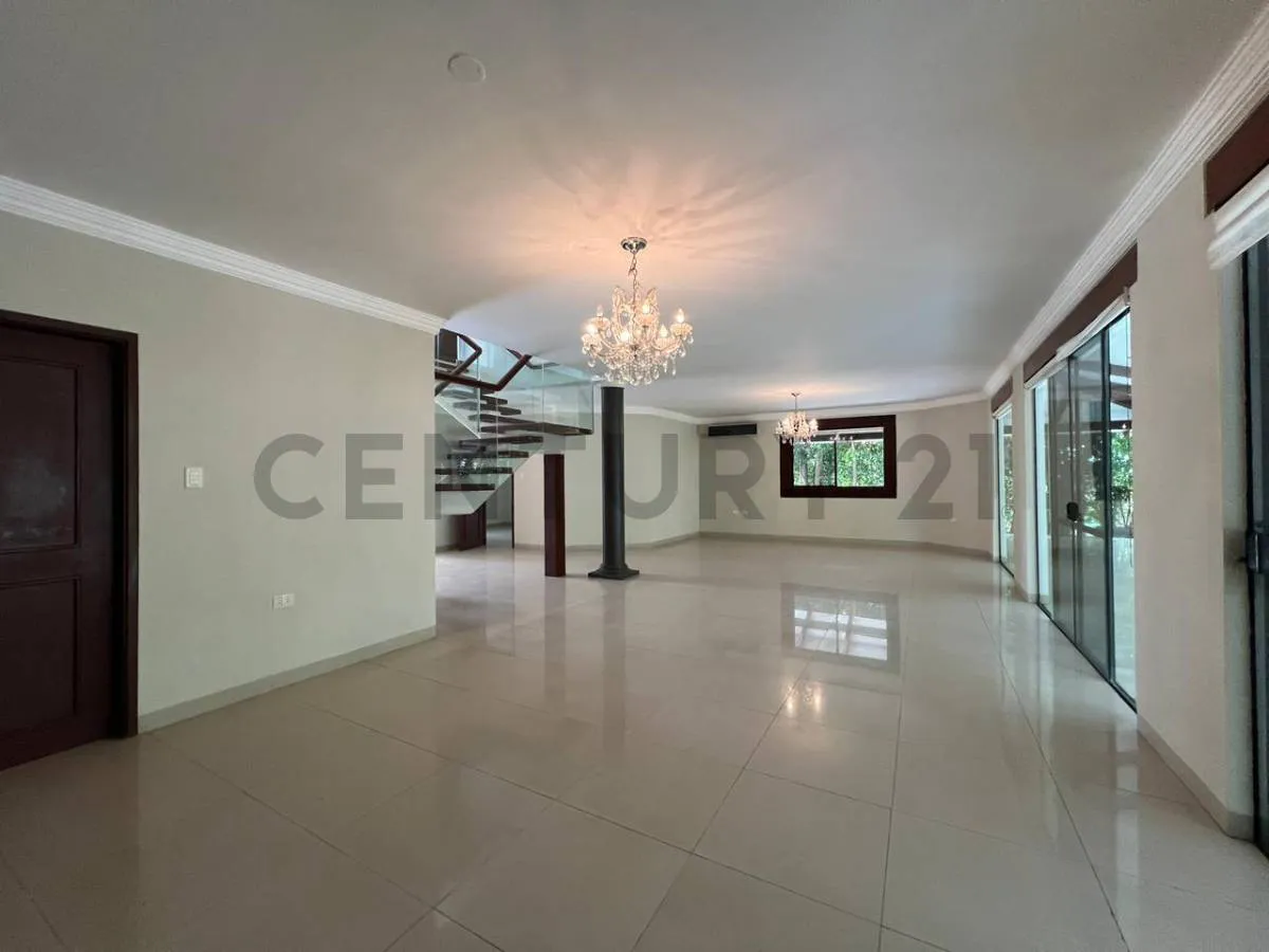 Foto 2 de Casa de Lujo en Alquiler – Colinas 1, Urubó 5 Dormitorios