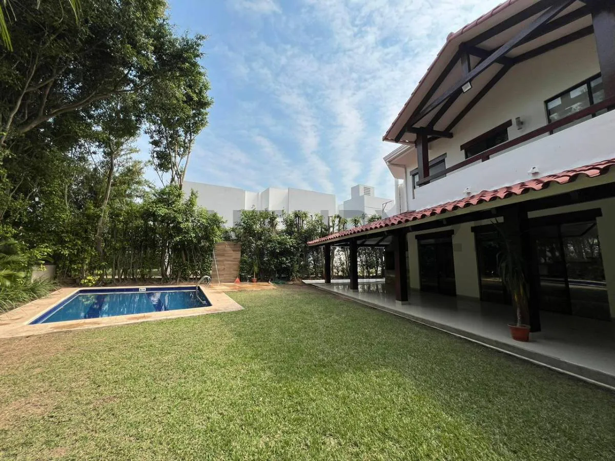 Foto 12 de Casa de Lujo en Alquiler – Colinas 1, Urubó 5 Dormitorios