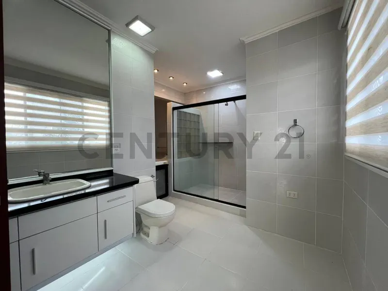 Foto 8 de Casa de Lujo en Alquiler – Colinas 1, Urubó 5 Dormitorios