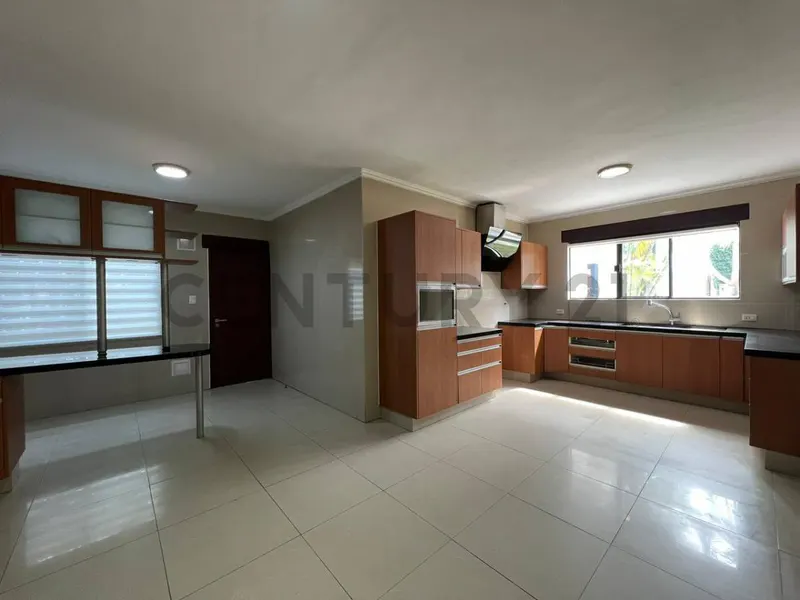 Foto 10 de Casa de Lujo en Alquiler – Colinas 1, Urubó 5 Dormitorios
