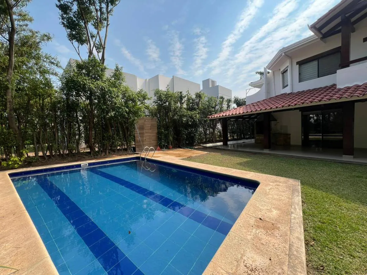 Foto 3 de Casa de Lujo en Alquiler – Colinas 1, Urubó 5 Dormitorios