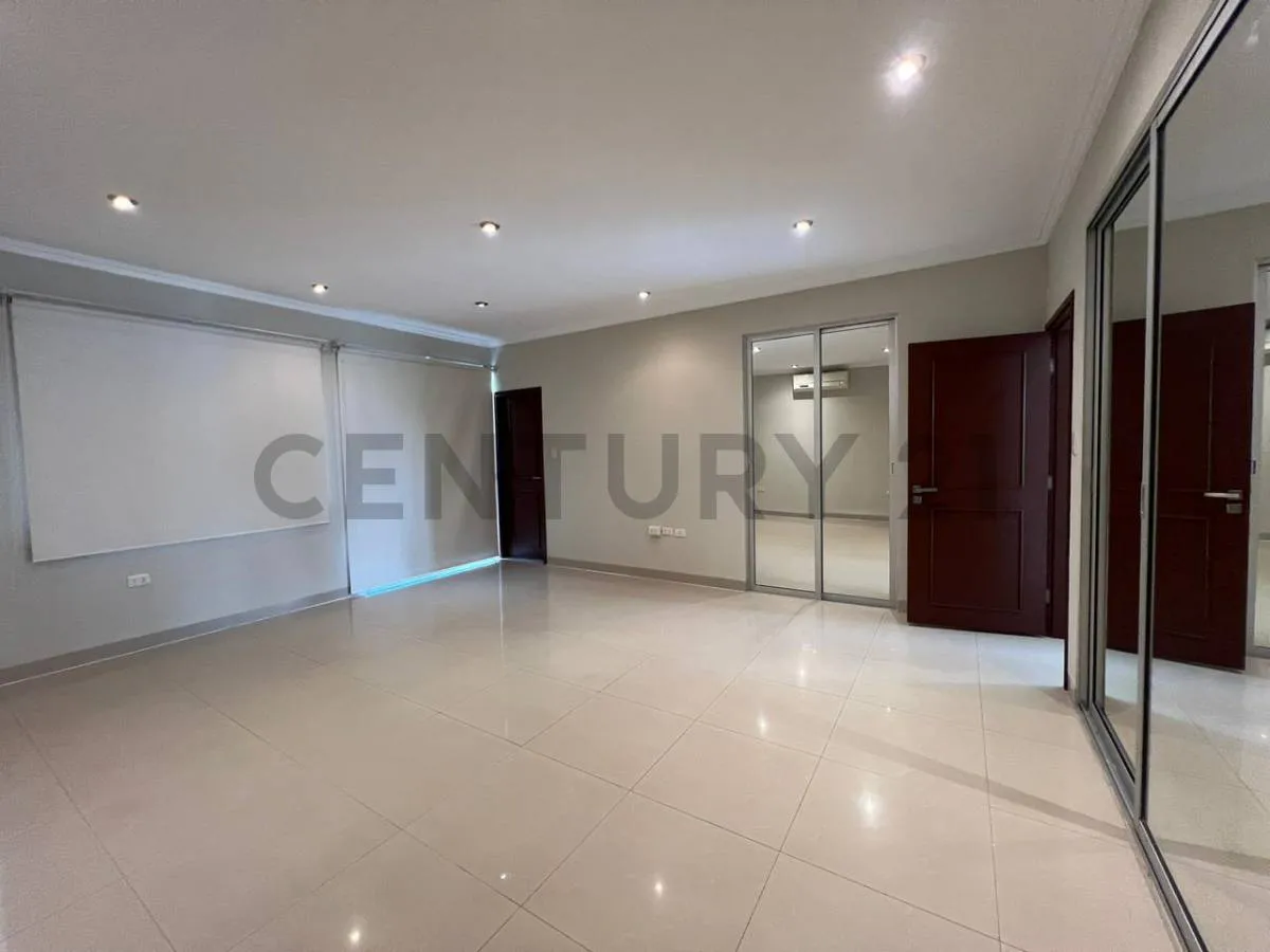 Foto 5 de Casa de Lujo en Alquiler – Colinas 1, Urubó 5 Dormitorios