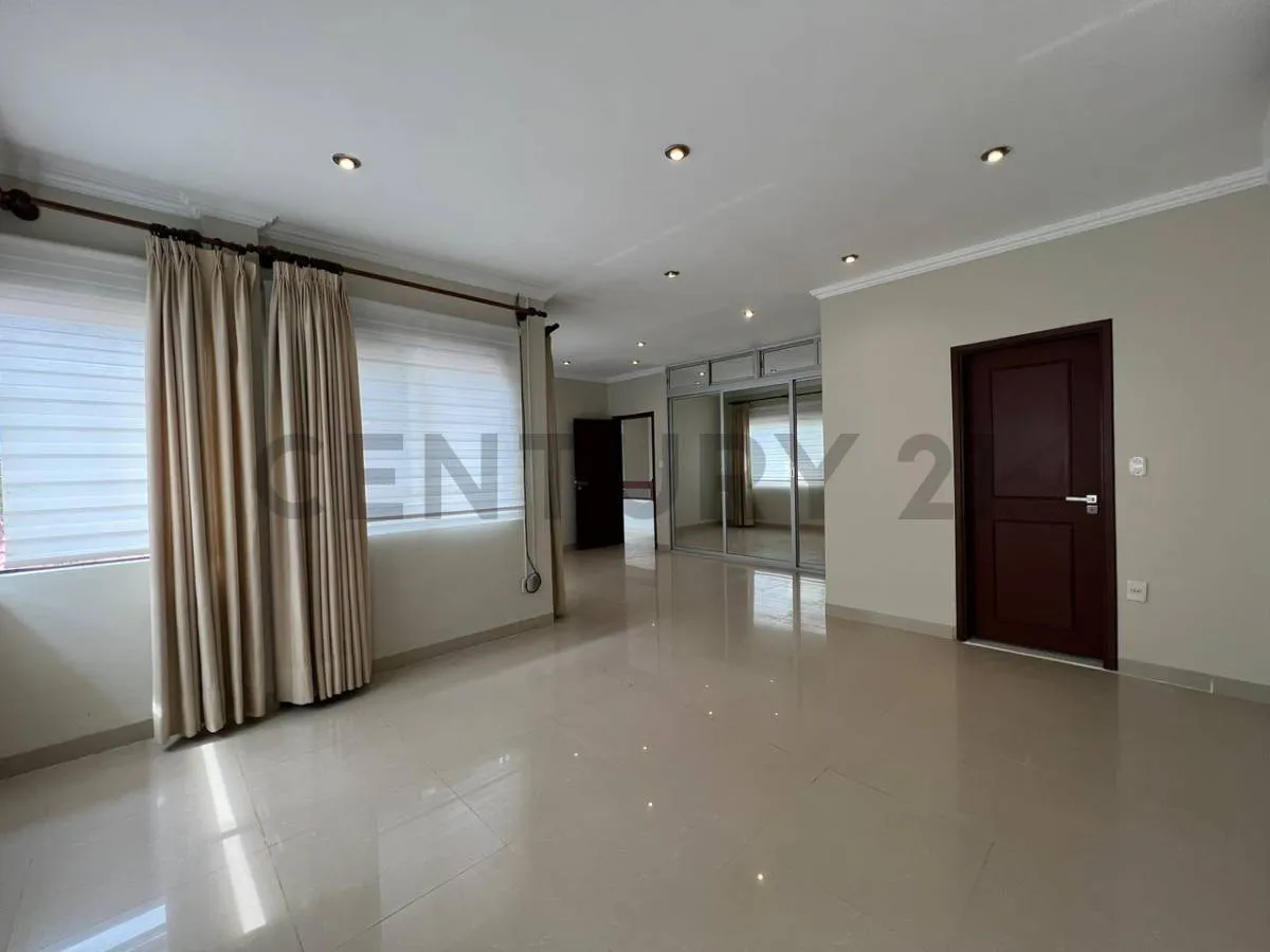 Foto 1 de Casa de Lujo en Alquiler – Colinas 1, Urubó 5 Dormitorios