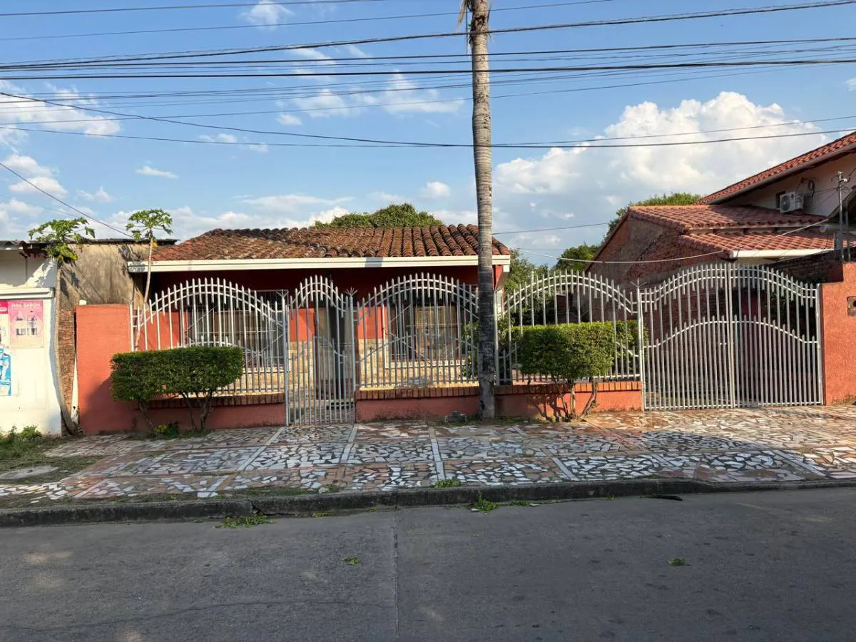 Foto 1 de En Montero Casa en Venta Calle La Paz, a solo 2 cuadras y media de la avenida