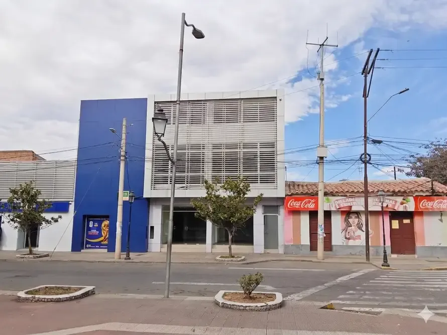 Foto 1 de Venta de Edificio Comercial Centrico, Frente a La Plaza Sucre, Tarija
