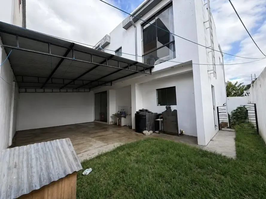 Foto 2 de Casa Moderna en Zona Residencial Tablada – Tarija, Bolivia