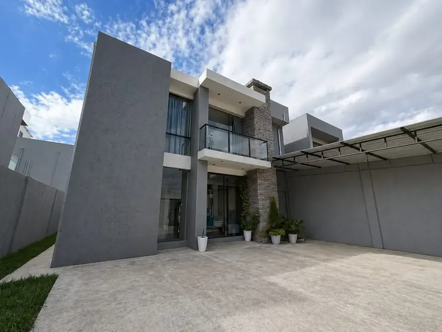 Foto 1 de Casa Moderna en Zona Residencial Tablada – Tarija, Bolivia
