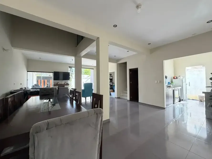 Foto 3 de Casa Moderna en Zona Residencial Tablada – Tarija, Bolivia