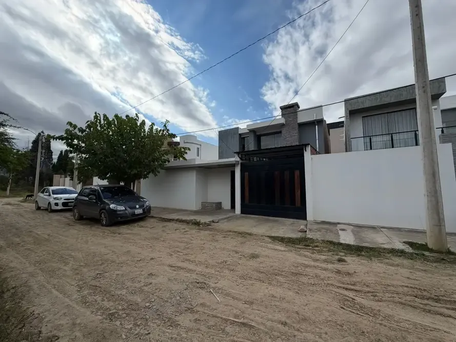 Foto 13 de Casa Moderna en Zona Residencial Tablada – Tarija, Bolivia