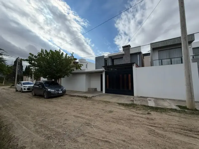 Foto 13 de Casa Moderna en Zona Residencial Tablada – Tarija, Bolivia